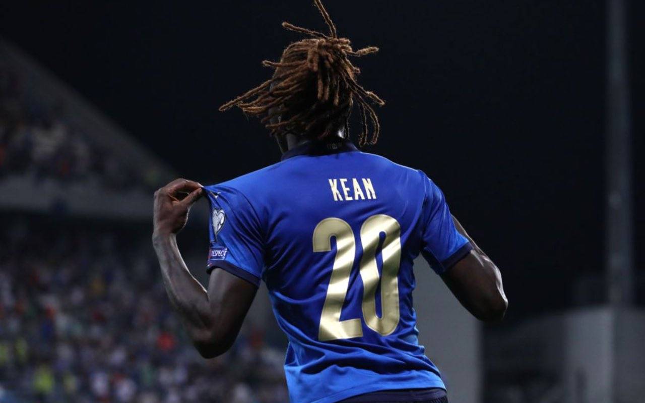 Moise Kean mostra la maglia dell'Italia contro la Lituania