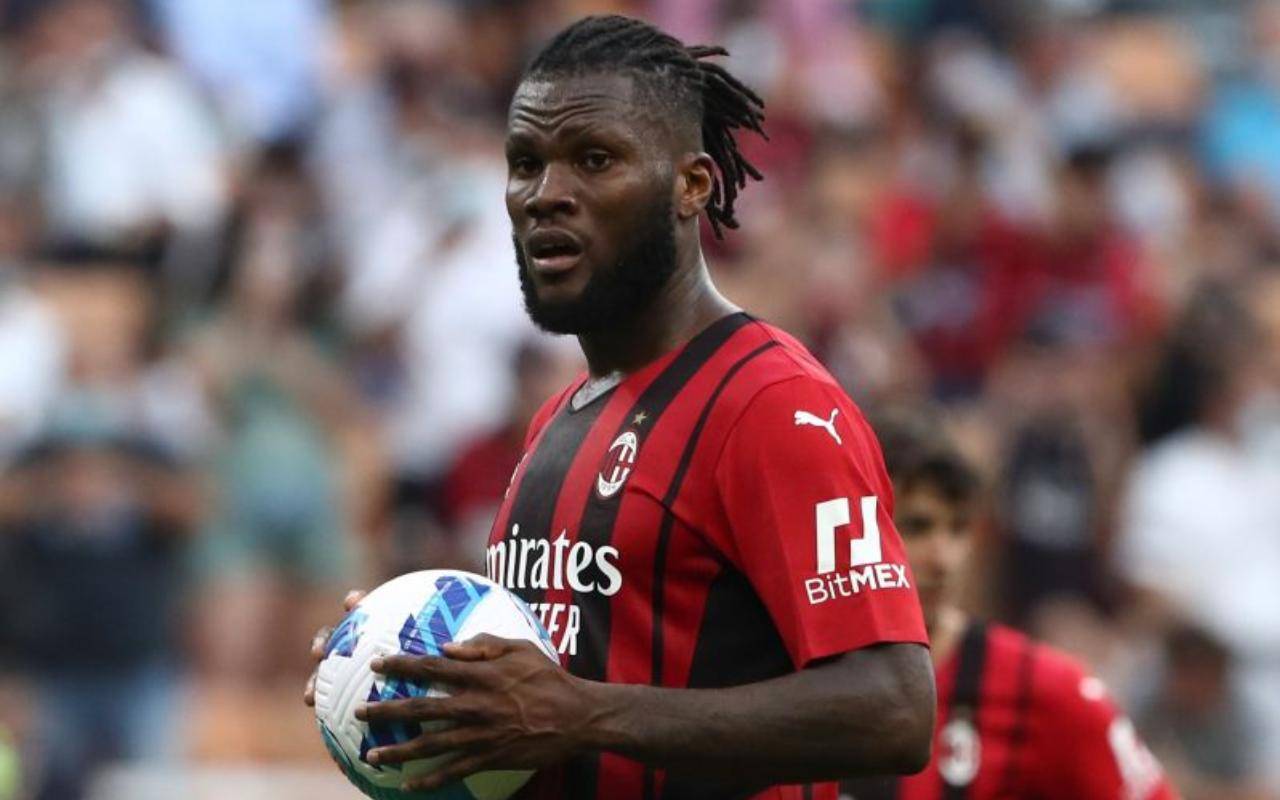 Kessie con il pallone in mano