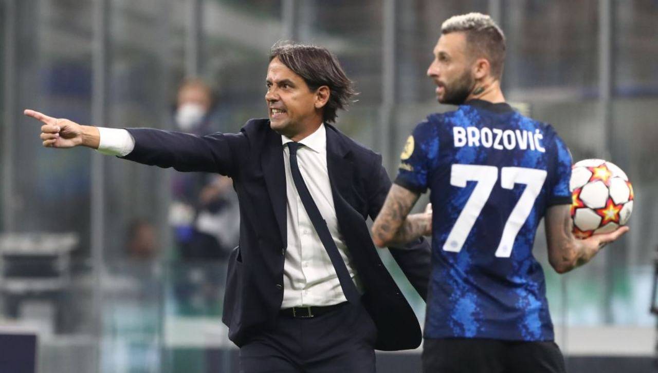 Inzaghi dà indicazioni a Brozovic
