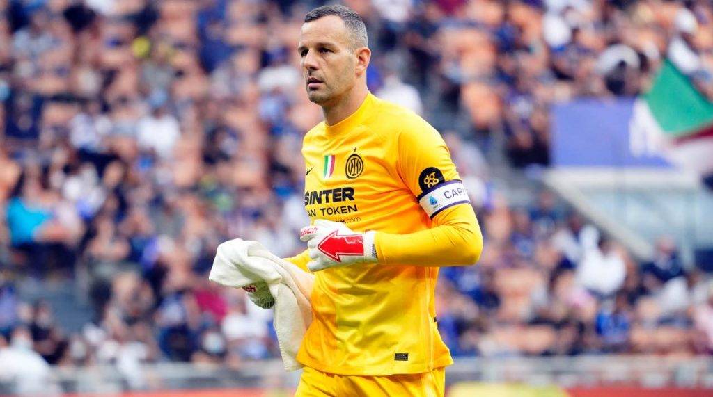 Handanovic in campo con l'Inter