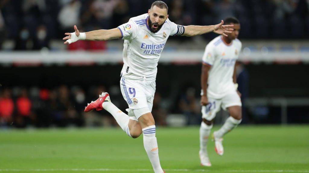 Benzema in campo esulta