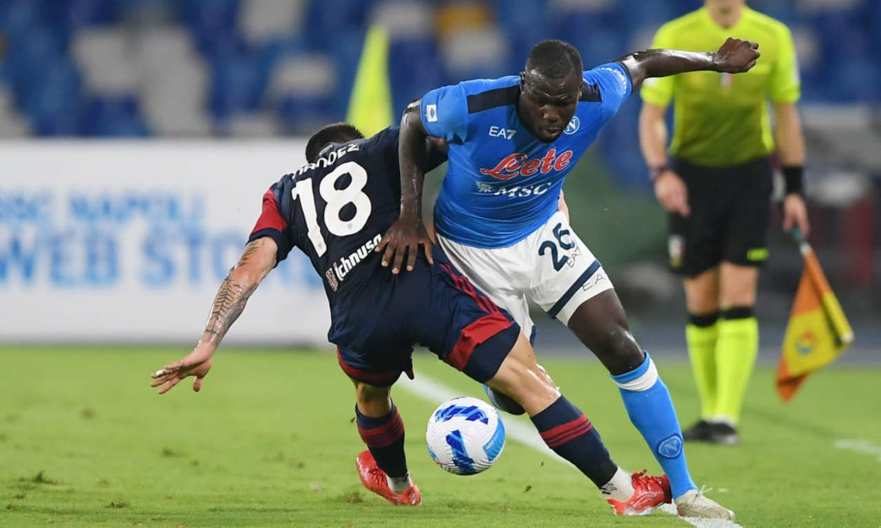 Nandez contrasta Koulibaly 