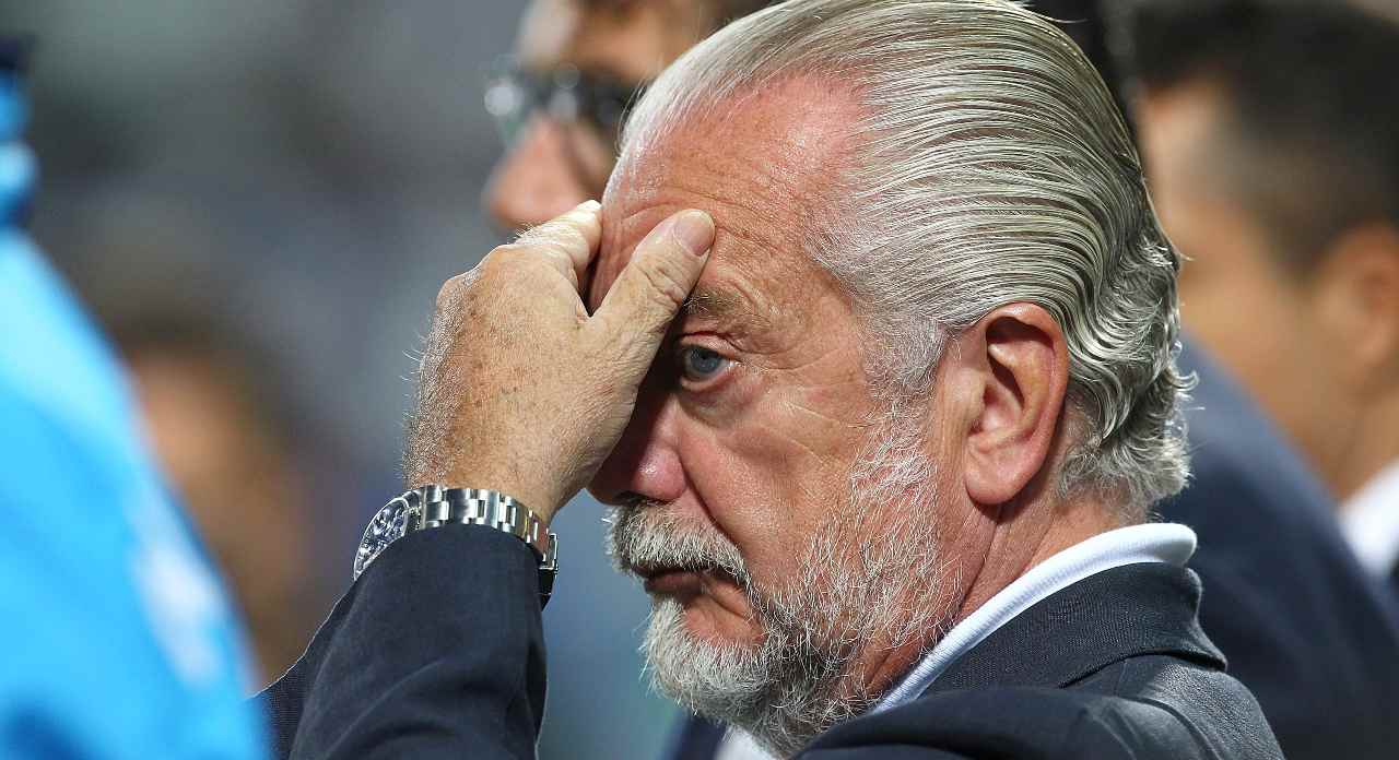 Aurelio De Laurentiis con le mani in faccia