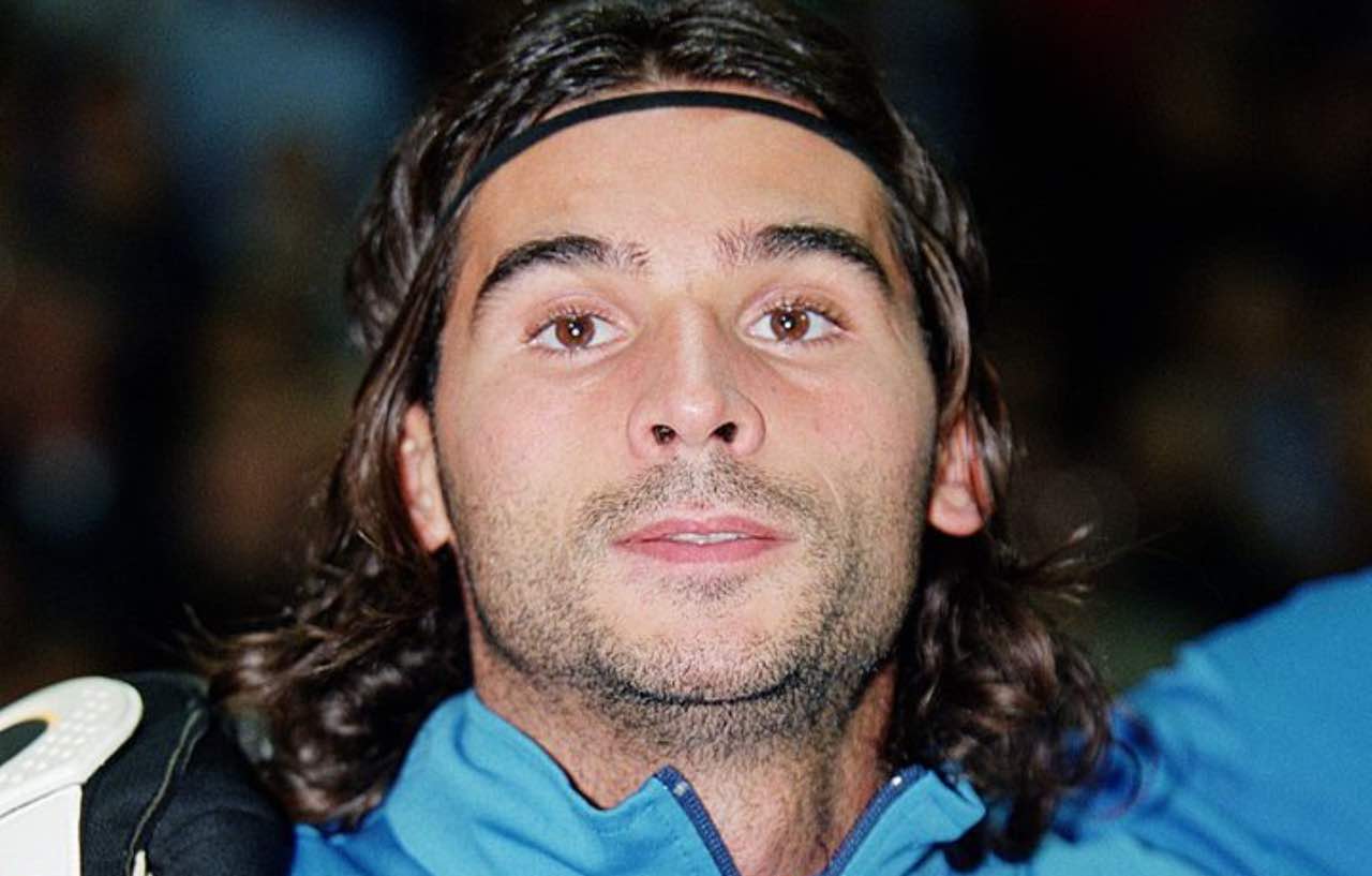 Lele Adani con la maglia dell'Italia