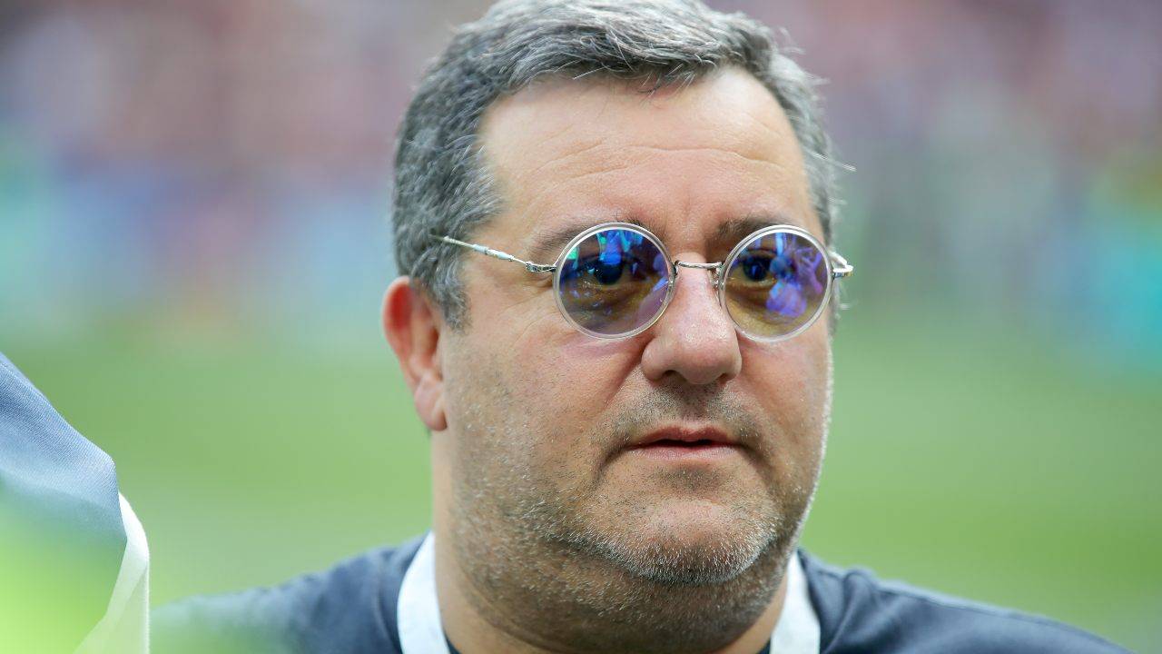 Mino Raiola osserva