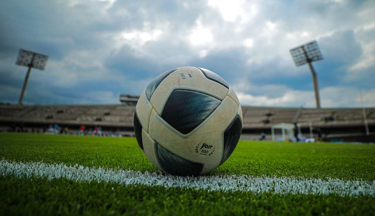 Un pallone, essenza del calcio come gioco