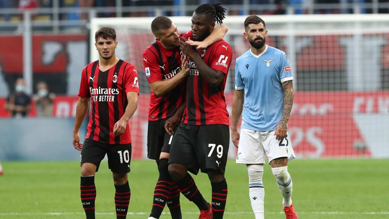 Kessié rincuorato da Rebic dopo il rigore sbagliato