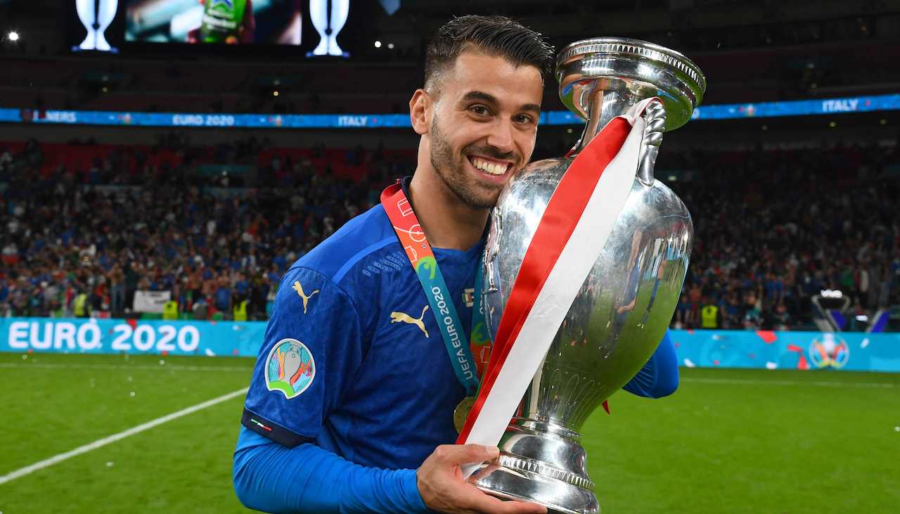 Leonardo Spinazzola alza la Coppa