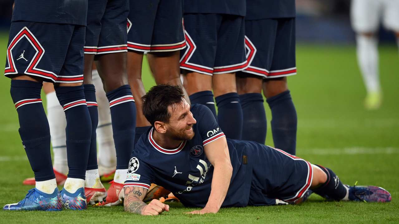 Messi fa il coccodrillo alle spalle della barriera del Psg