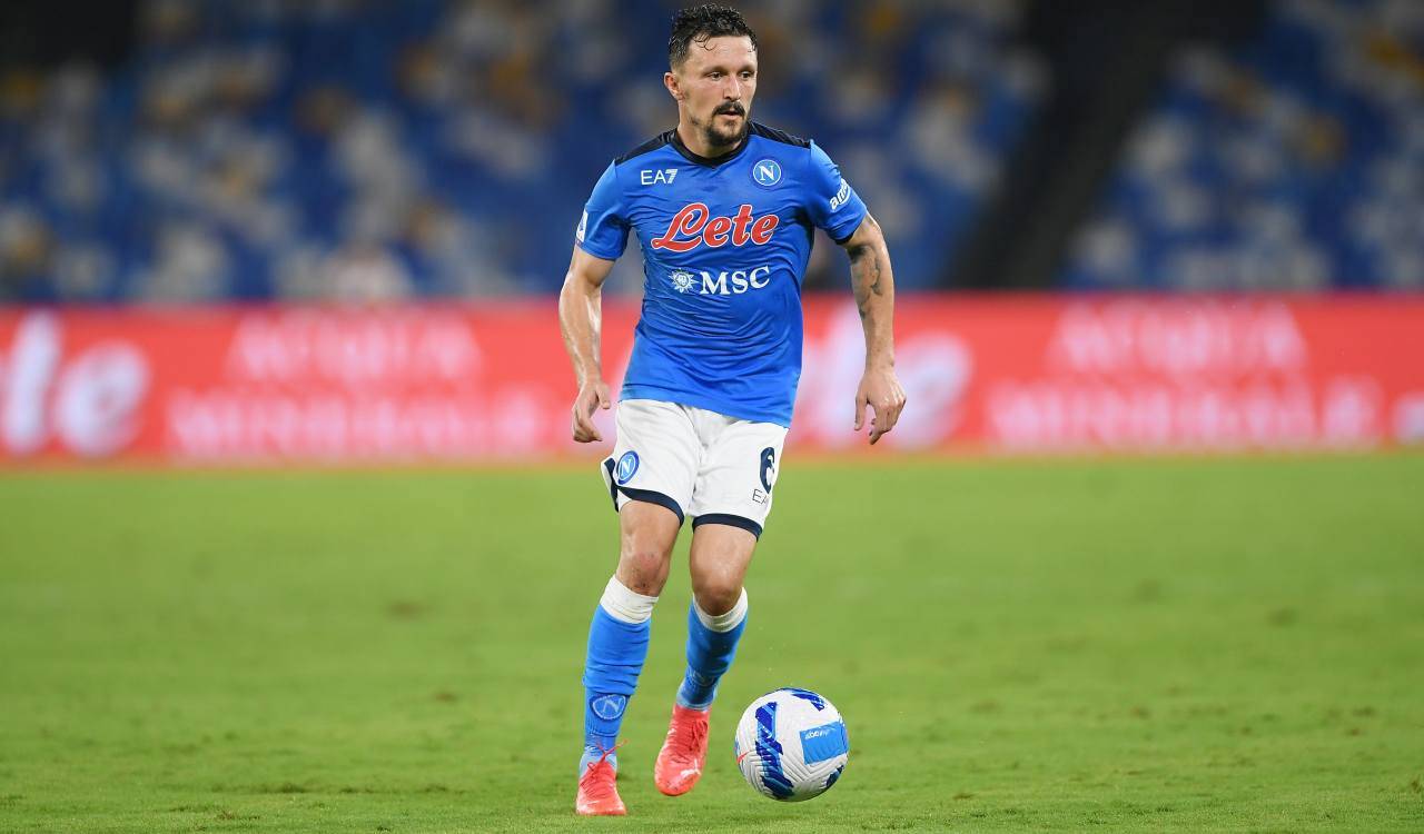 Mario Rui in campo, palla al piede