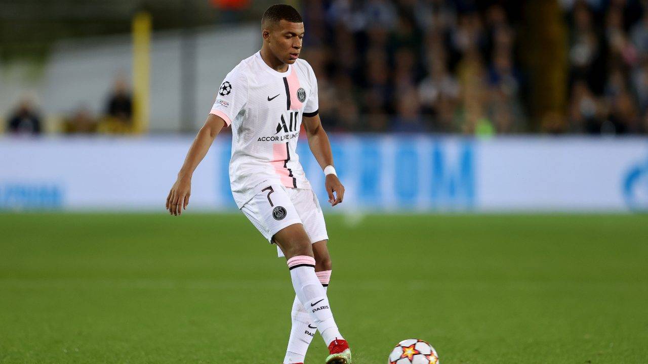Kylian Mbappé passa il pallone