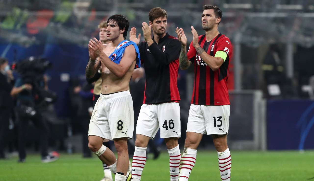 i calciatori del Milan salutano i tifosi