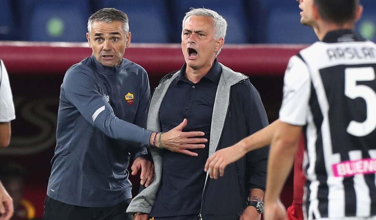 Mourinho urla in panchina