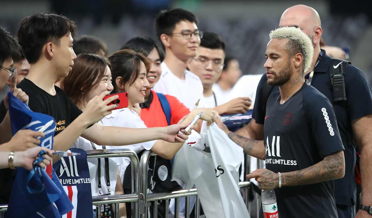 Neymar con dei tifosi