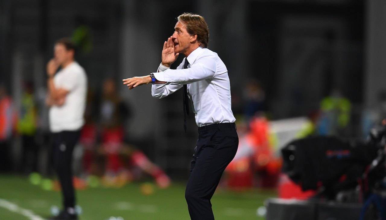 Roberto Mancini urla in panchina