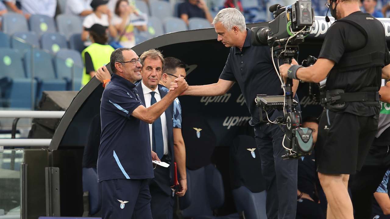 Stretta di mano tra Sarri e Mourinho