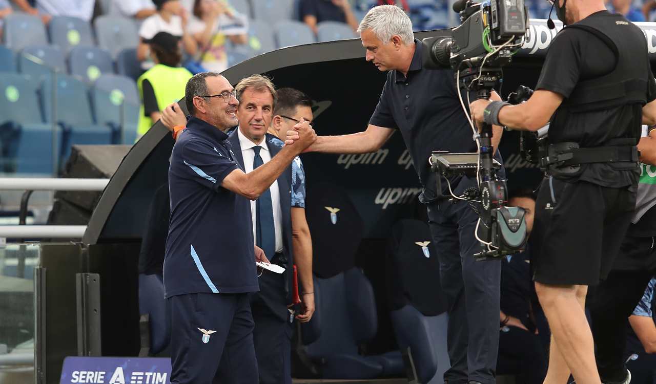 Sarri e Mourinho si stringono la mano