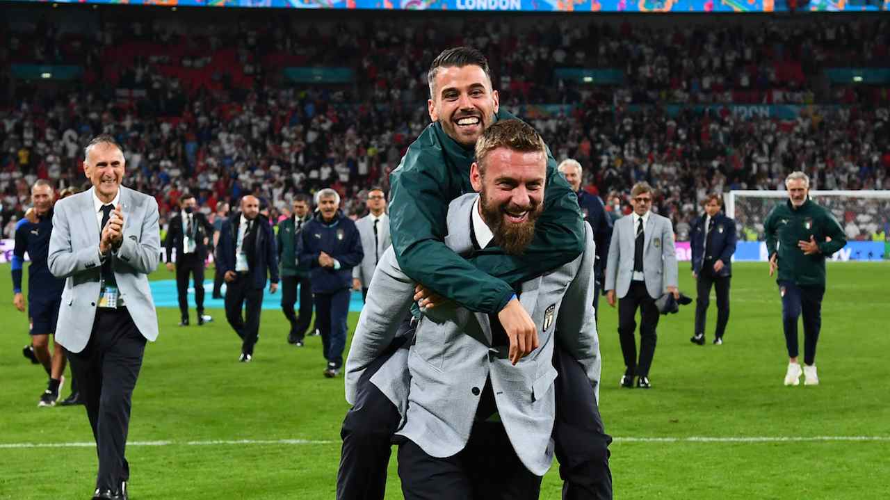 Spinazzola sulle spalle di De Rossi