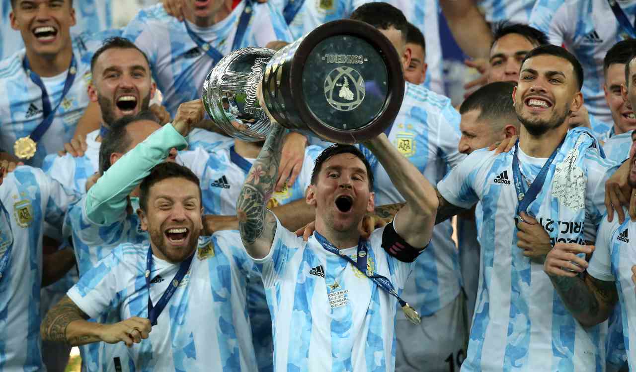 Messi alza la coppa