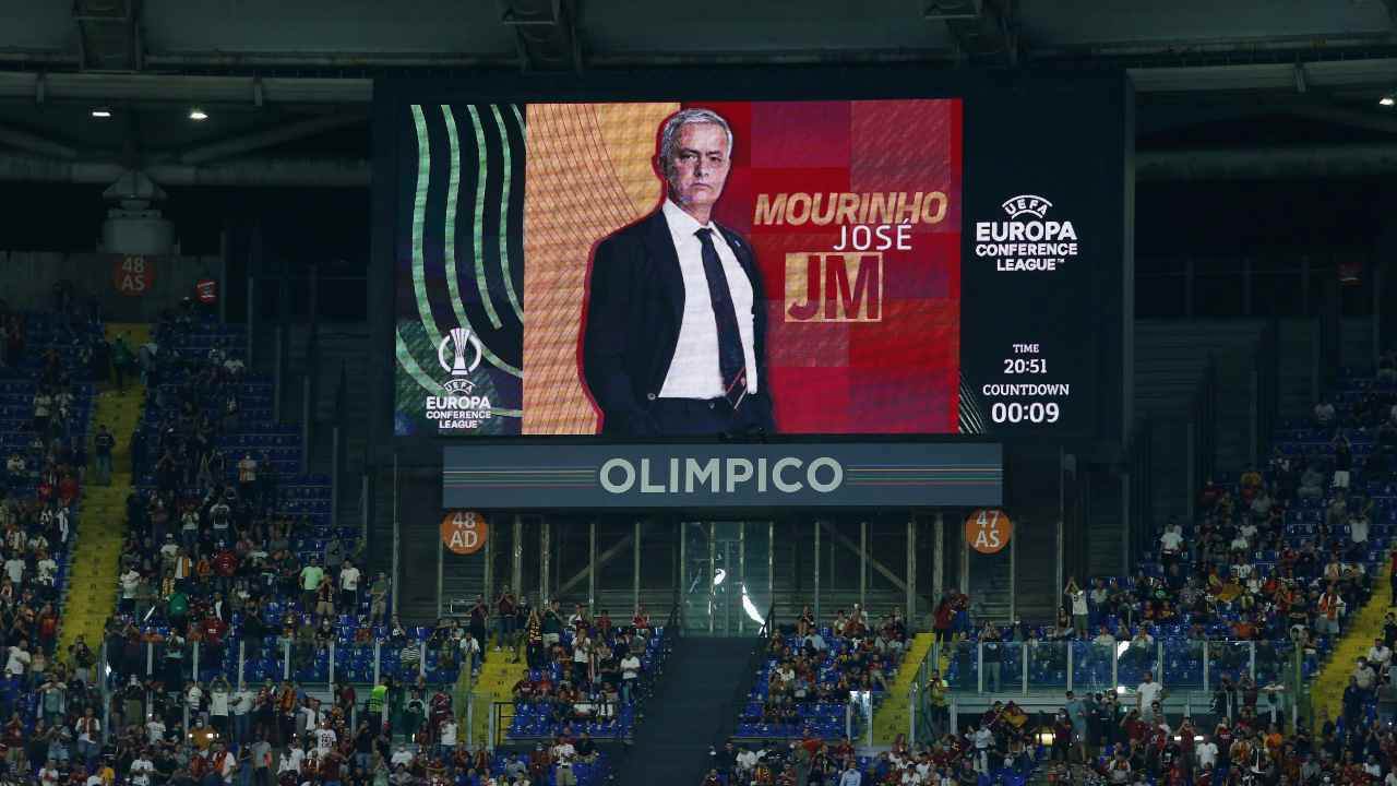 La foto di Mourinho nel tabellone dell'Olimpico