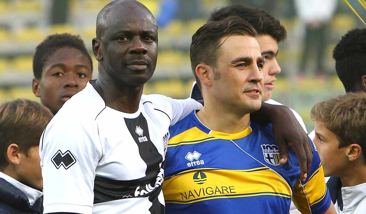 Thuram e Cannavaro abbracciati