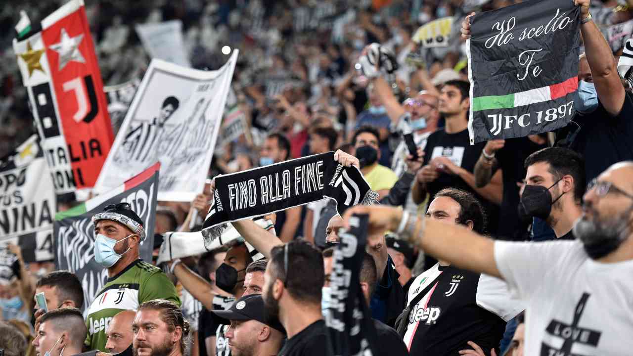 Tifosi della Juventus mentre incitano la squadra