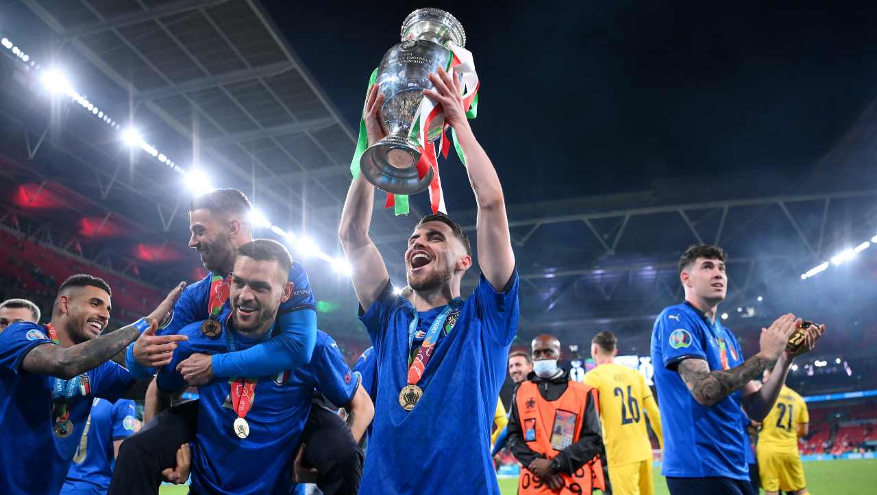 Jorginho alza la coppa
