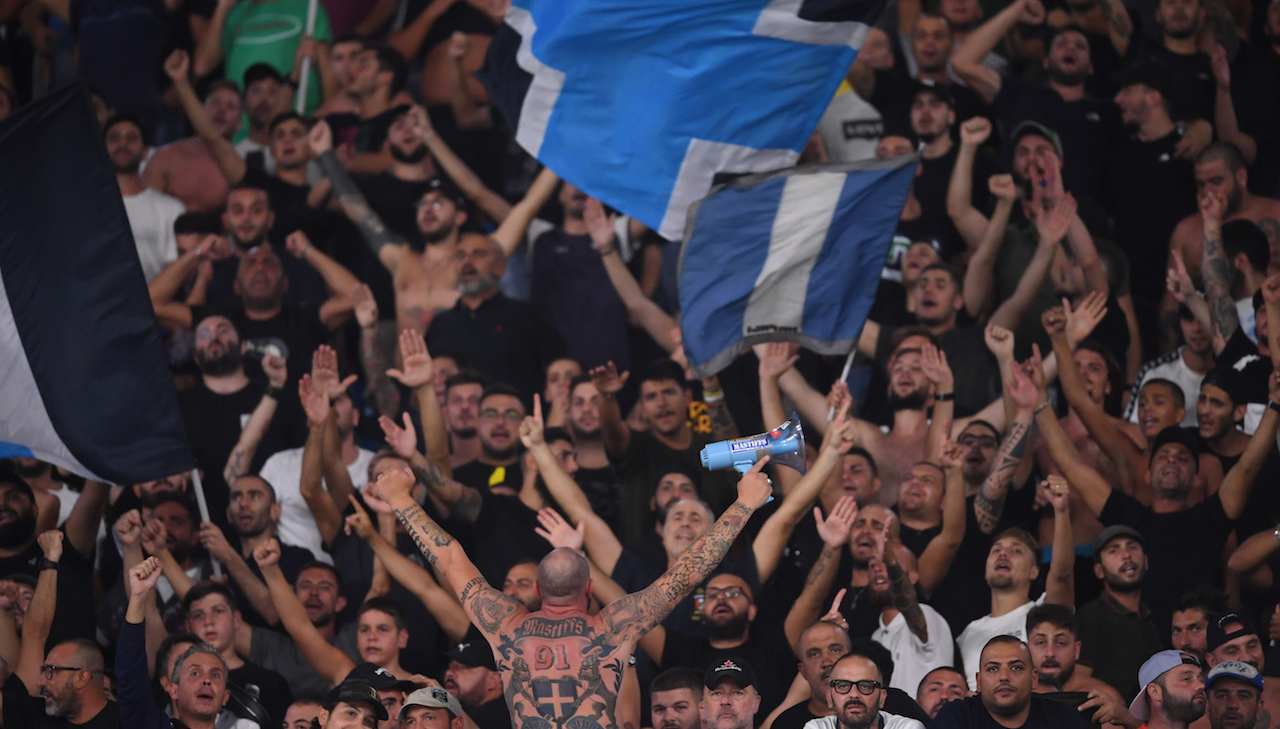 ultras Napoli cantano