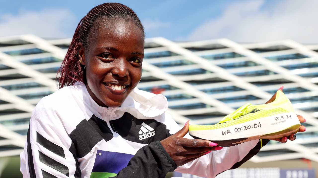 Agnes Jebet Tirop felice dopo il record
