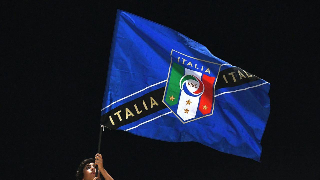 La bandiera dell'Italia sventolata da un tifoso