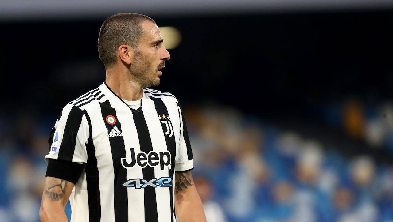 Leonardo Bonucci osserva la partita