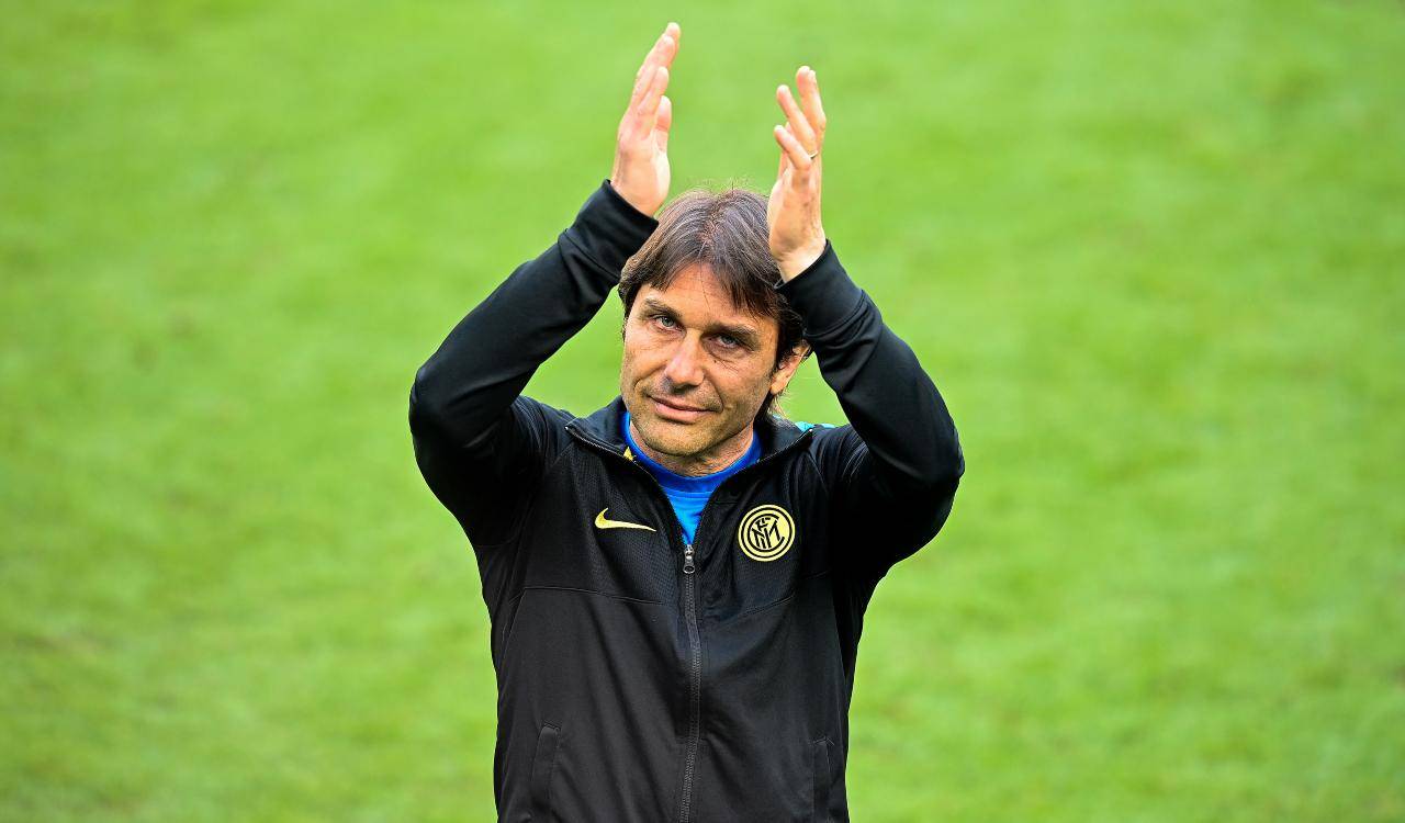 Conte applaude in campo