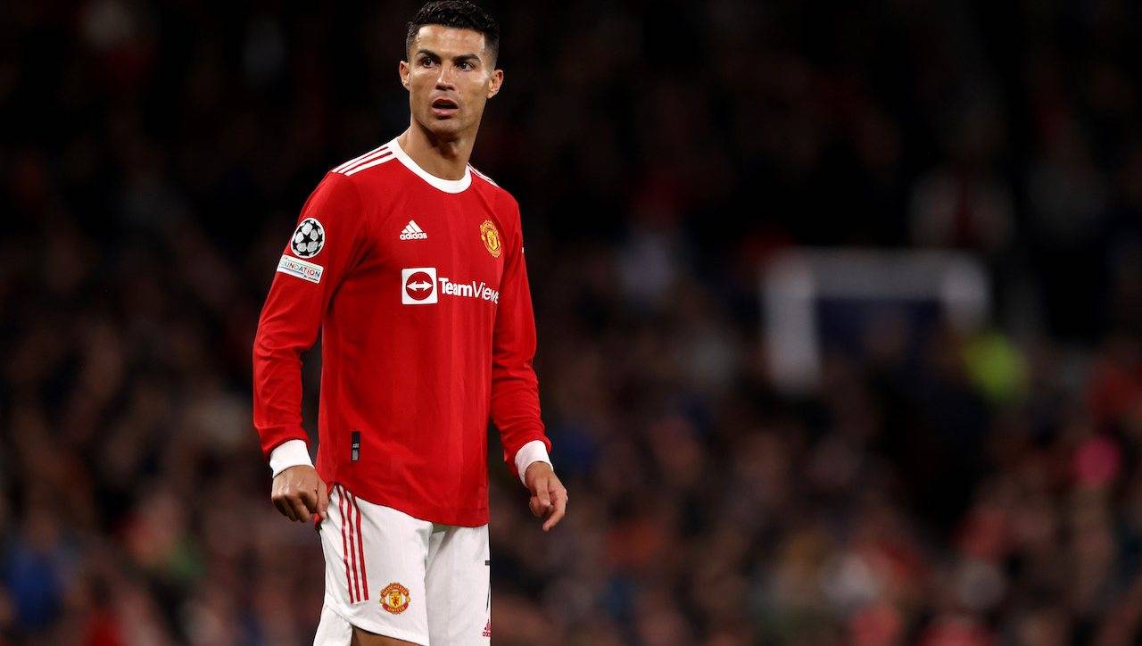 Cristiano Ronaldo guarda i compagni