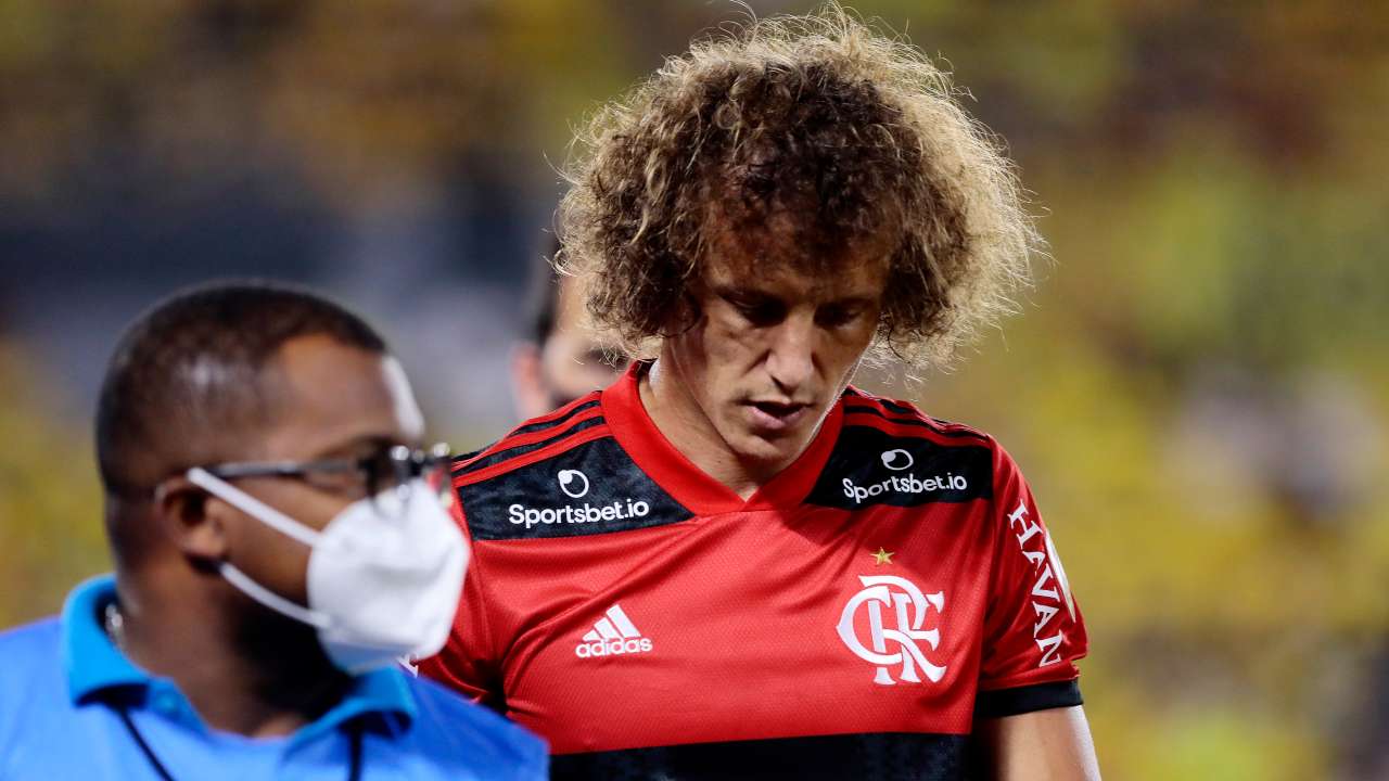 David Luiz abbandona il terreno di gioco