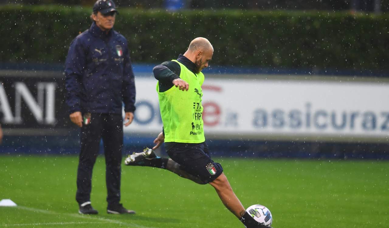 Dimarco calcia in allenamento