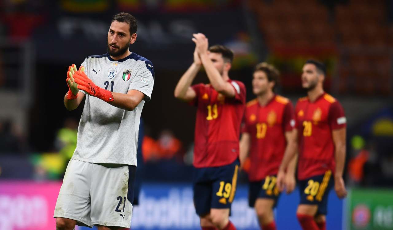 Donnarumma applaude in campo