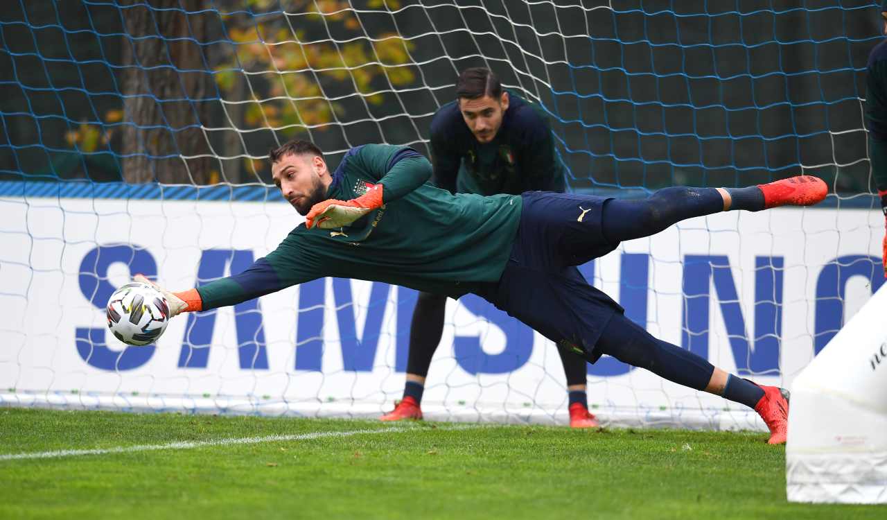 Donnarumma para in allenamento con Meret sullo sfondo