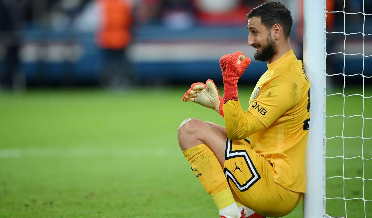 Donnarumma accovacciato al palo