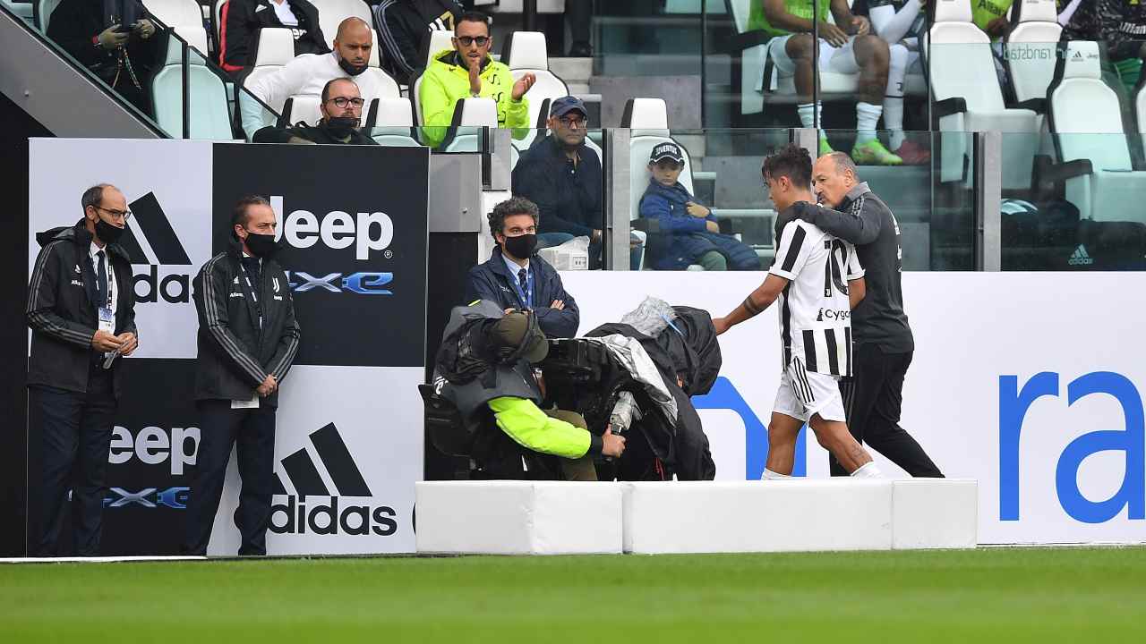 Dybala esce dal campo nel match con la Sampdoria