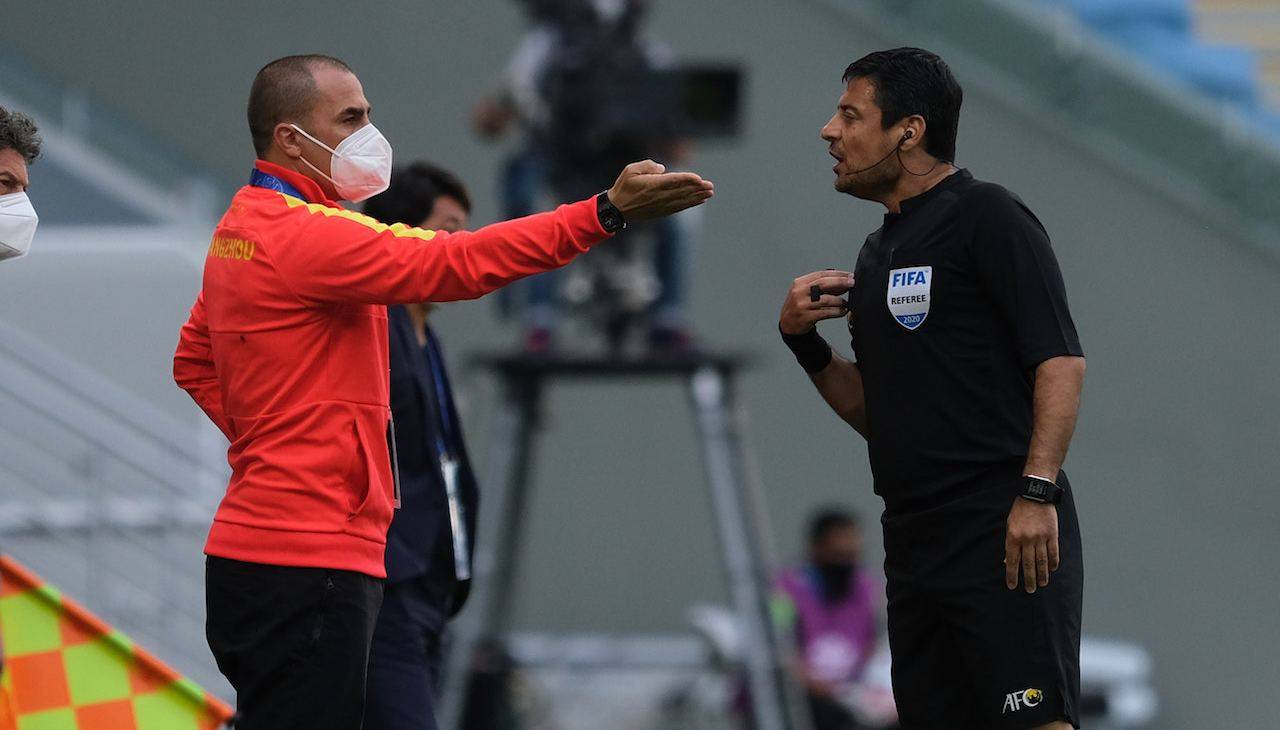 Fabio Cannavaro parla con l'arbitro