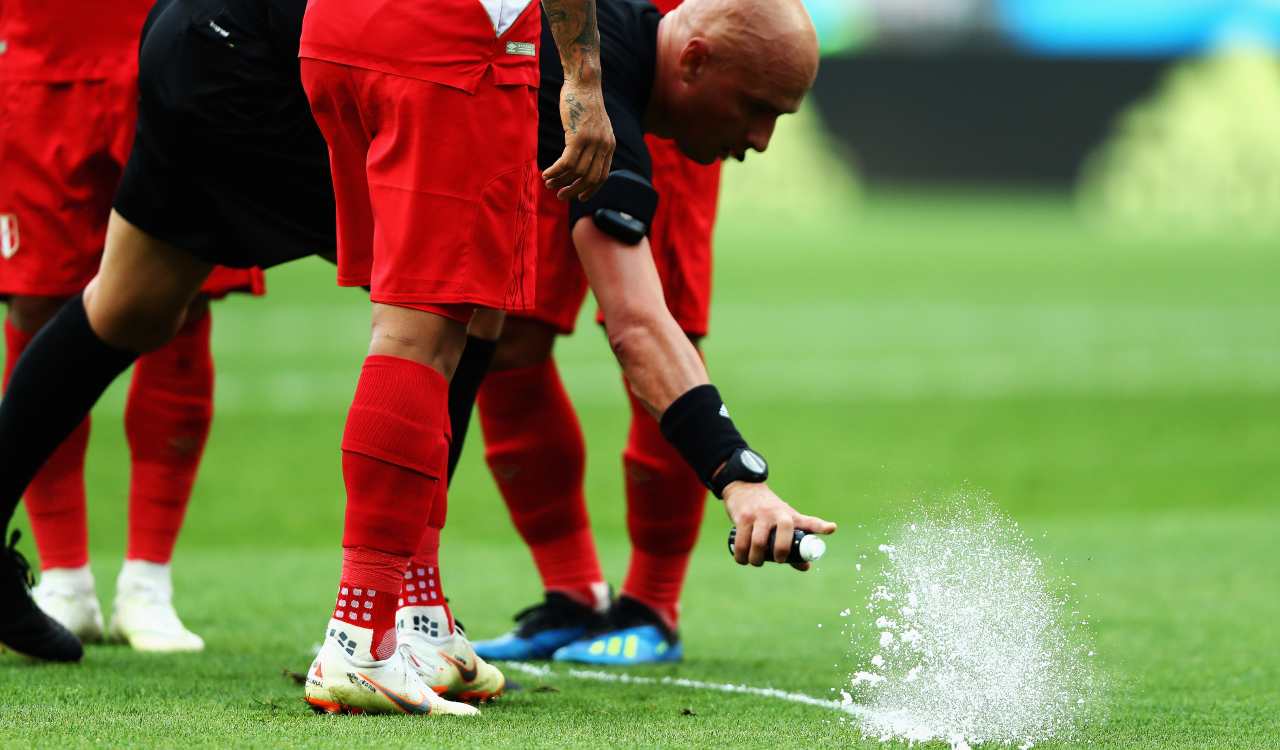 La bomboletta spray dell'arbitro