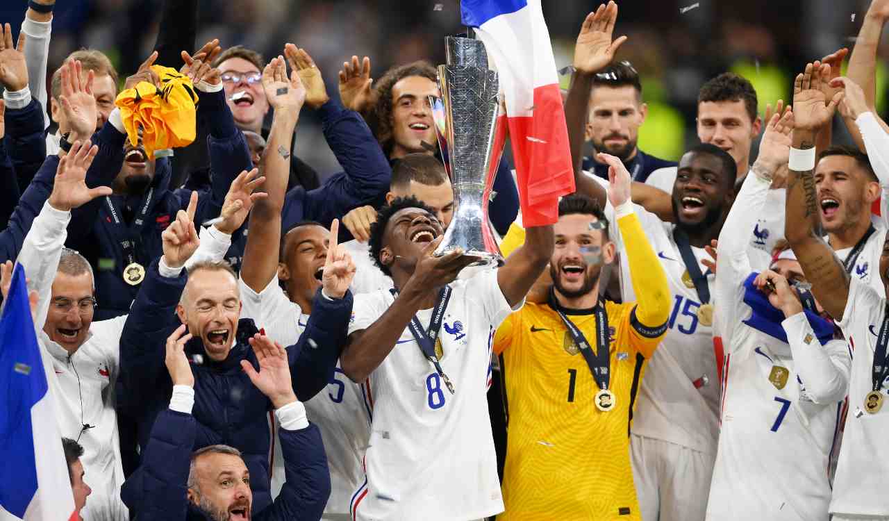 Francia esulta con trofeo