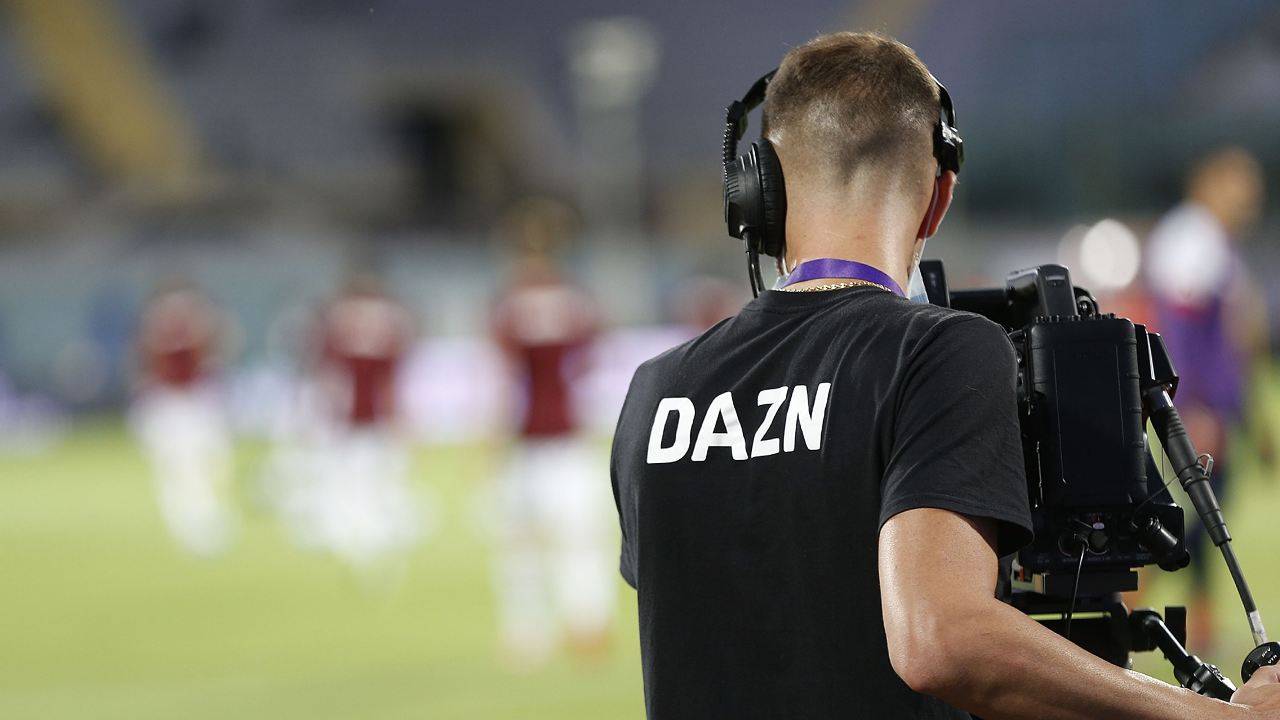 Operatore DAZN riprende partita