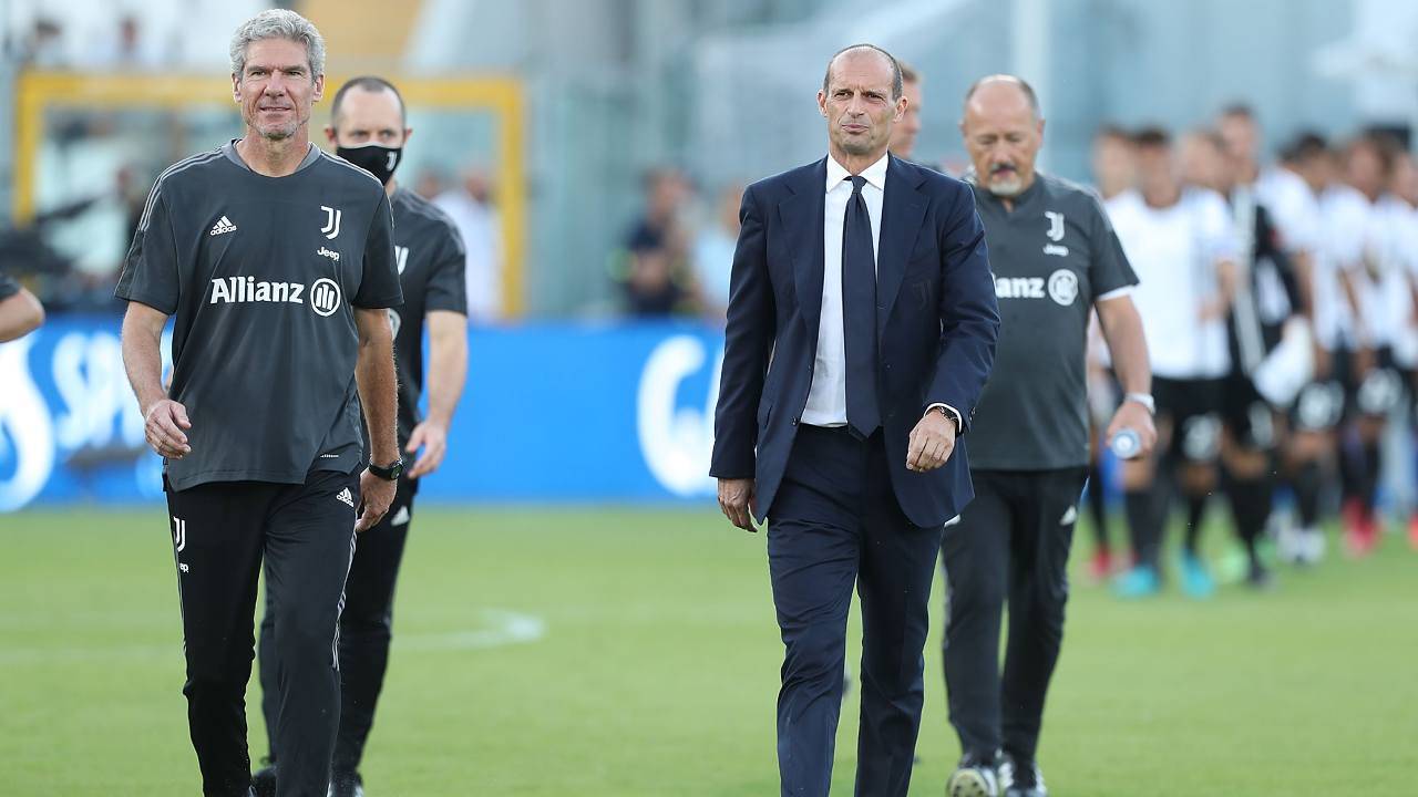 Allegri e staff Juve camminano