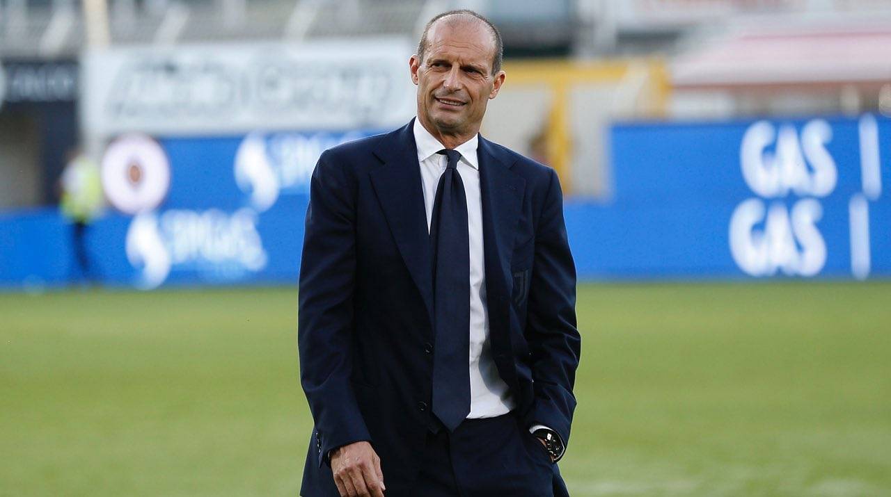 Allegri della Juventus soddisfatto in panchina