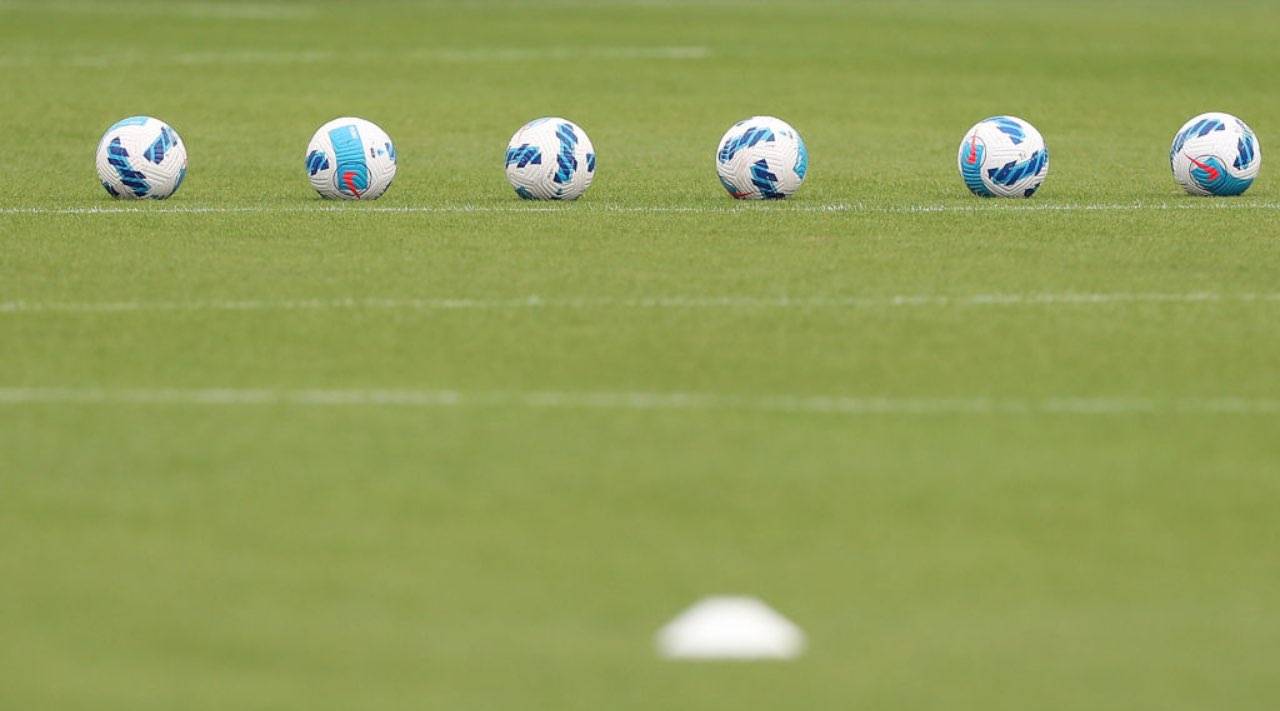 I palloni della Serie A schierati in campo