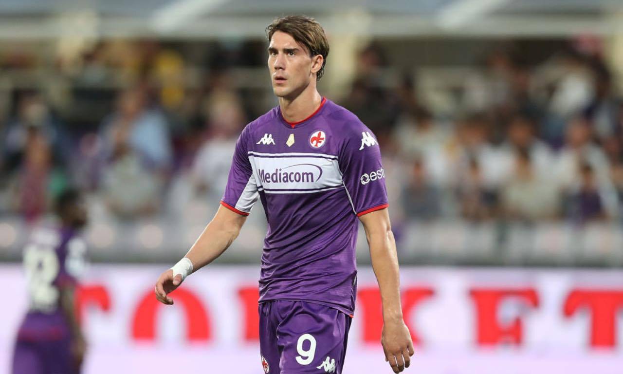 Vlahovic in campo con la Fiorentina