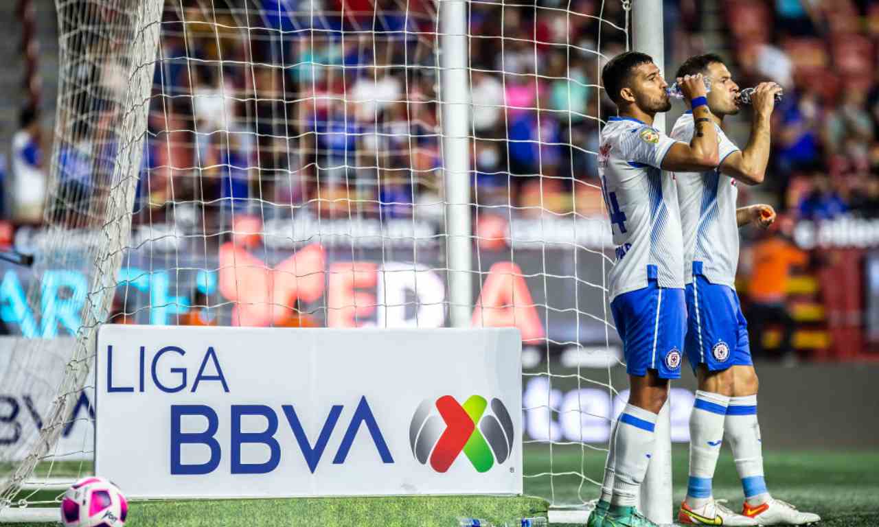 Giocatori del Cruz Azul si dissetano
