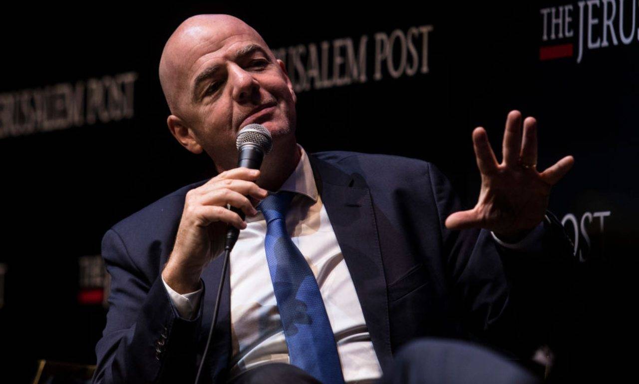 Infantino con il microfono