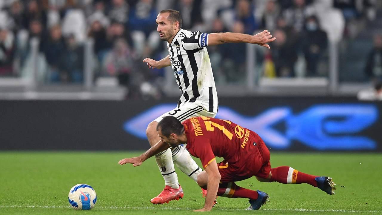 Mkhitaryan cade e Chiellini corre